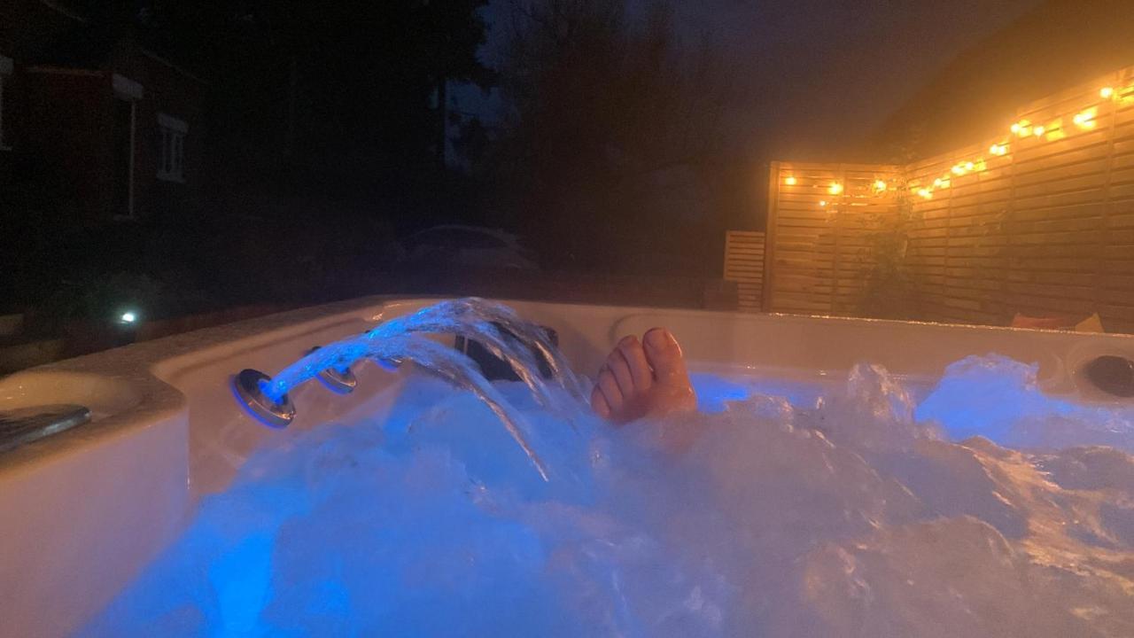 Fantastic Location, Annexe With Hot Tub Villa Warmingham Exterior photo